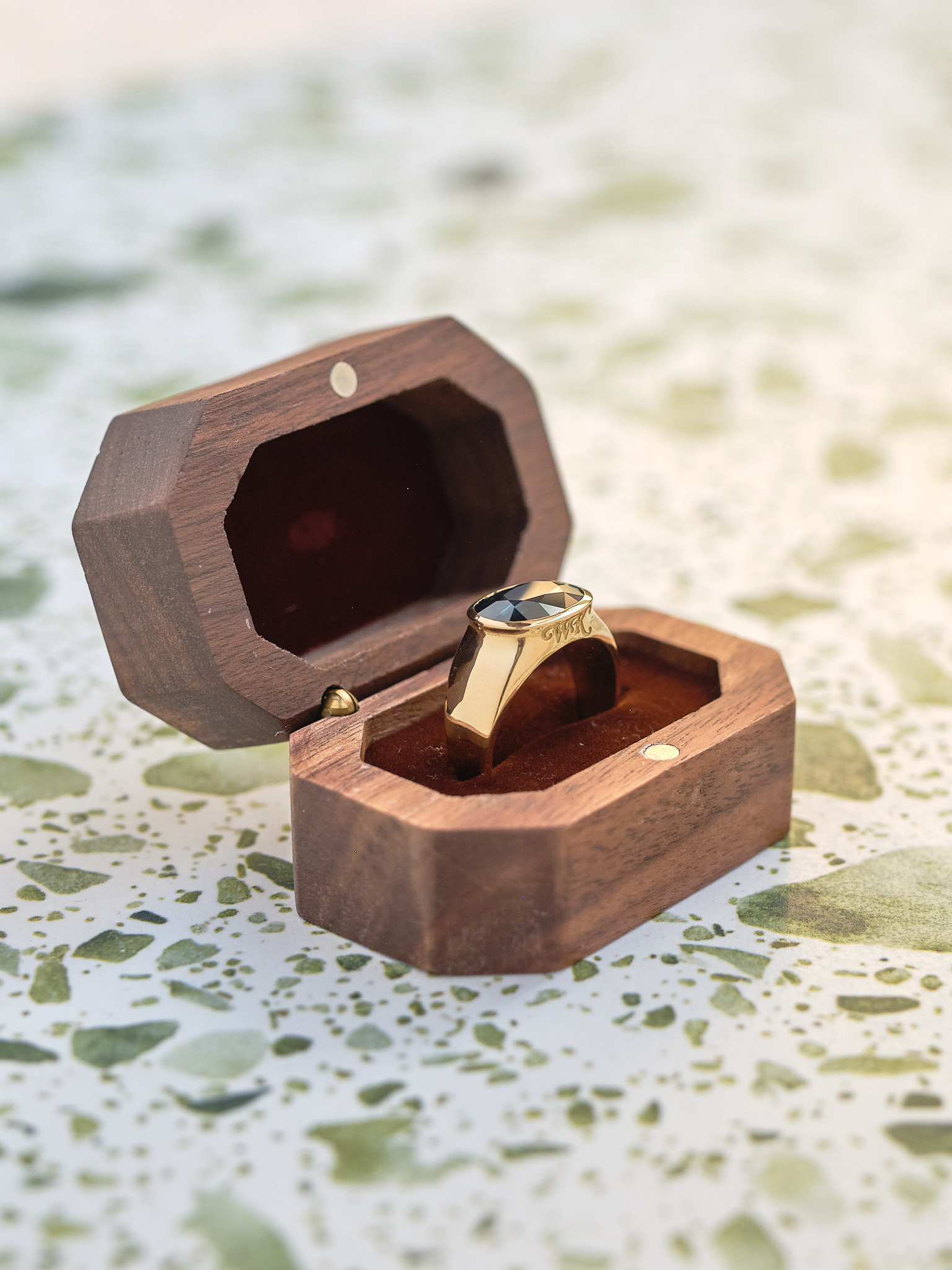Siegelring aus 18k Gold mit Initialen und 6,2-ct-Saphir. Gegossene Schmuck-Sonderanfertigung